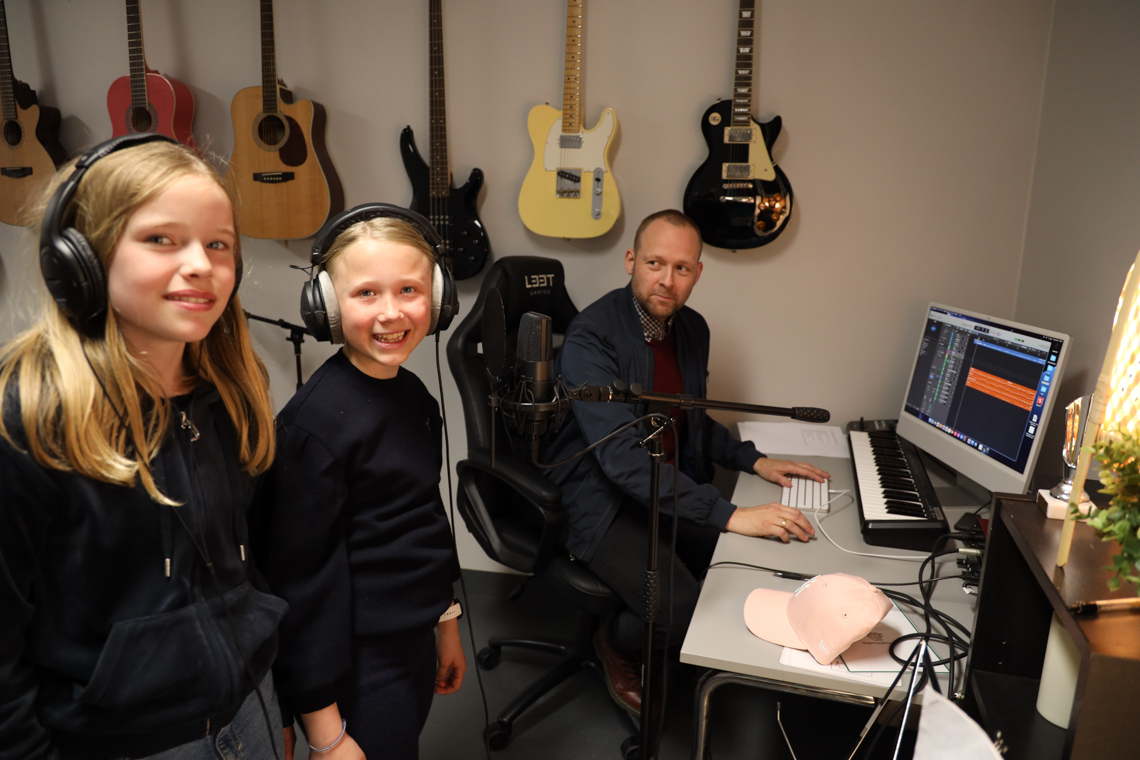 Jenter med lærer i musikkrom.