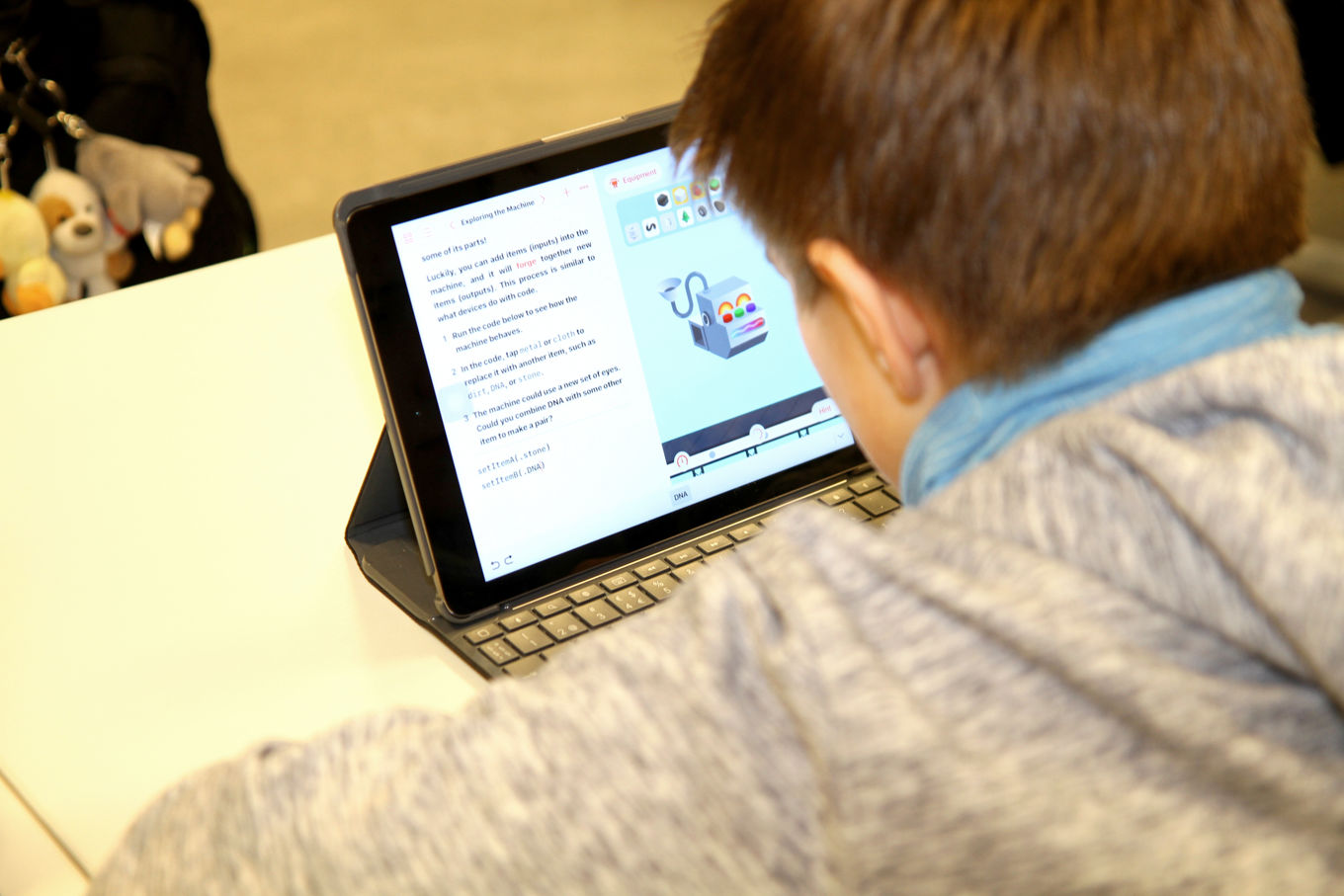 Gutt leser på nettbrett