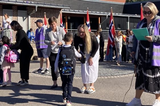 Elev hilser på første skoledag