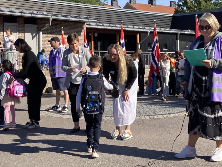 Elev hilser på første skoledag