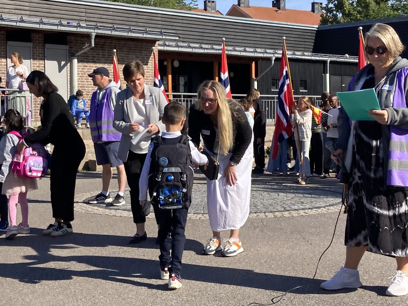Foto: Håkon B. Selnes Elev hilser på første skoledag