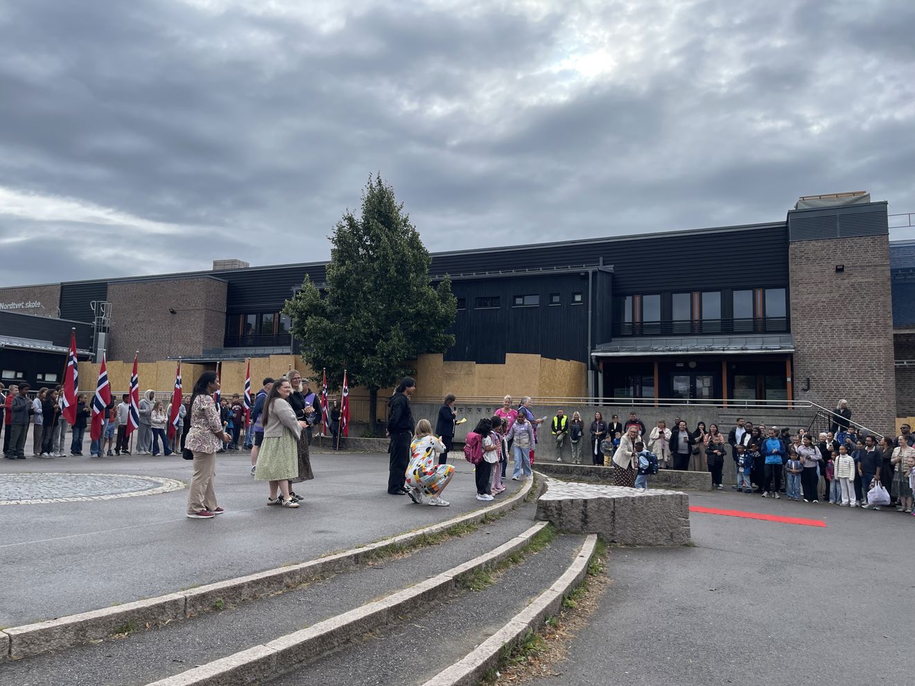 elever og foresatte samlet til første skoledag på Nordtvet skole