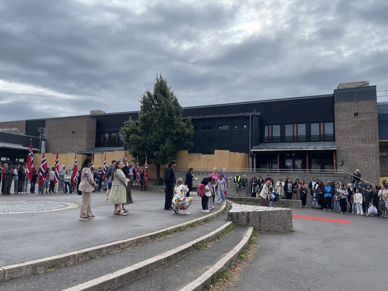 Foto: Wenche Røsjø elever og foresatte samlet til første skoledag på Nordtvet skole