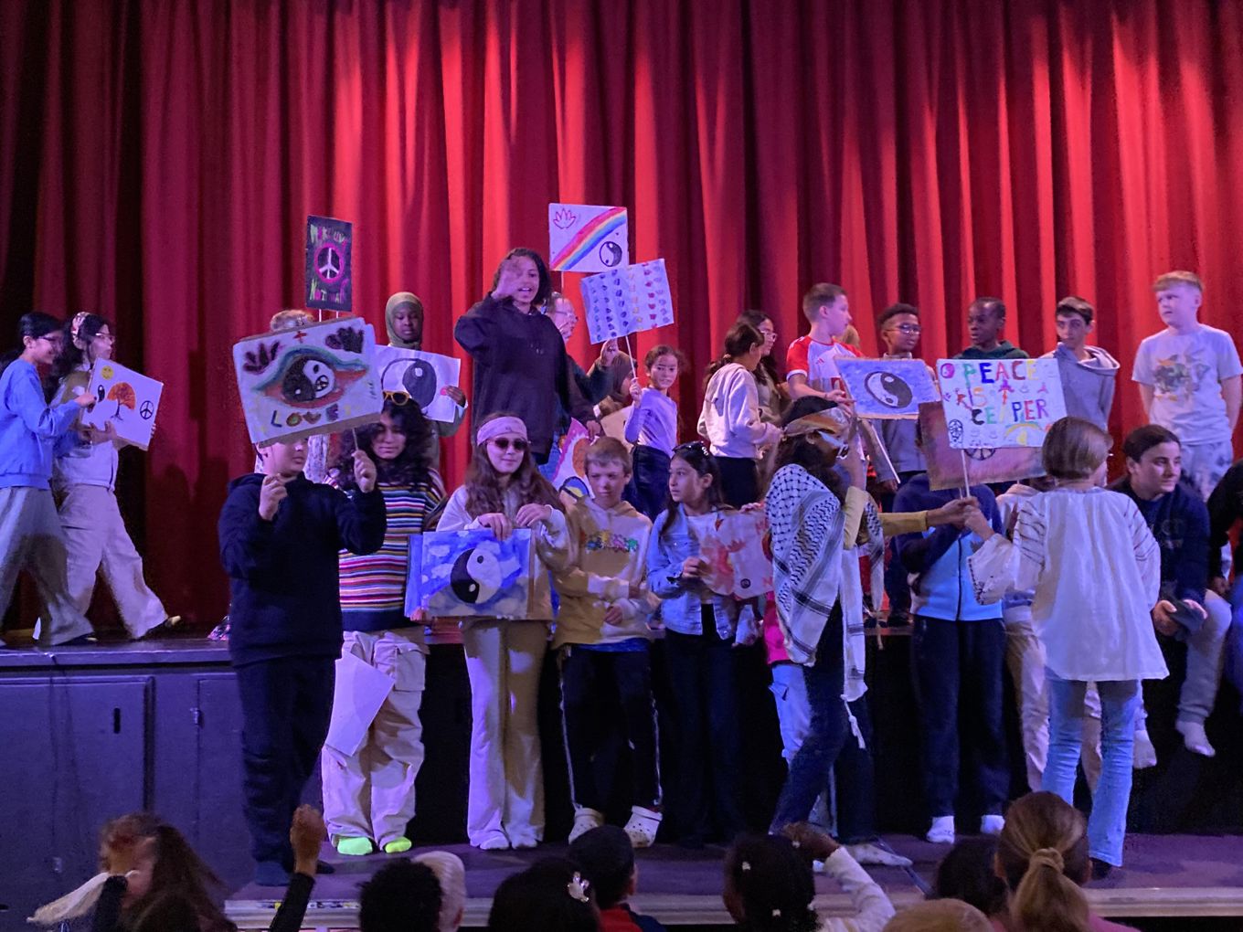 6. trinn viser fram 60-tallet på scenen med flower power og Peace-plakater