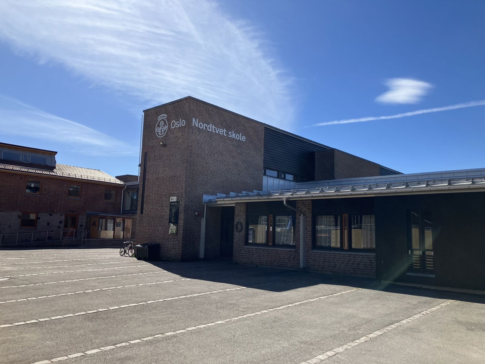 skolebygning med et skilt på